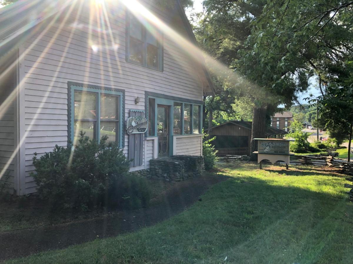 Smokies Bed And Breakfast - Evergreen Cottage Inn بيدجن فورج المظهر الخارجي الصورة
